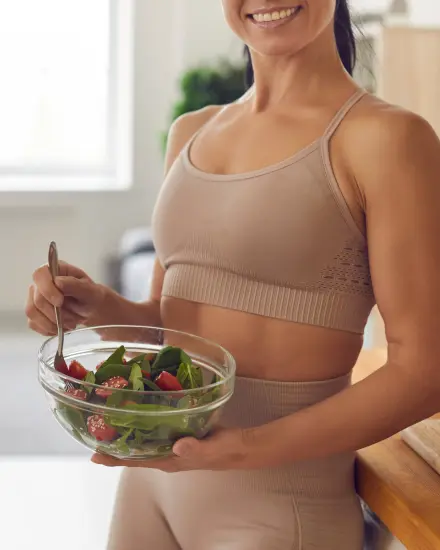 mulher comendo salada na dieta pós-cirurgia bariátrica bypass